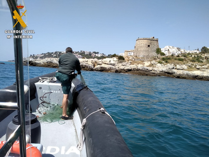La Guardia Civil ha intervenido un trasmallo ilegal de 150 metros de longitud calado en la zona de rocas de la playa de Velilla en Almucar.